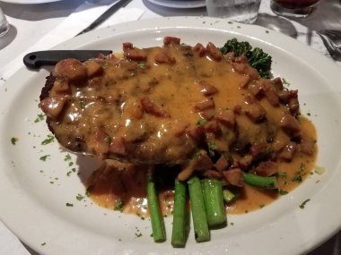 Soslu tavuk, jambon ve kuşkonmaz.