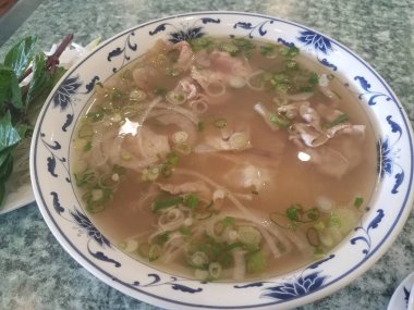 Sebzeli büyük bir kâse et suyu çorbası.