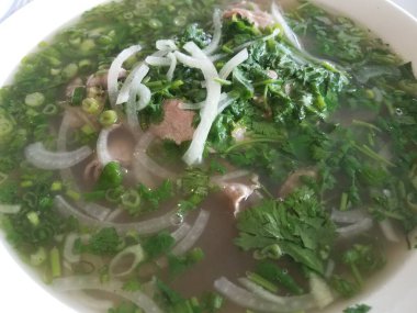 Et, kişniş ve soğanlı Vietnam çorbası.