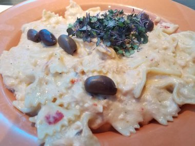 Peynirli, zeytinli ve filizli papyonlu makarna