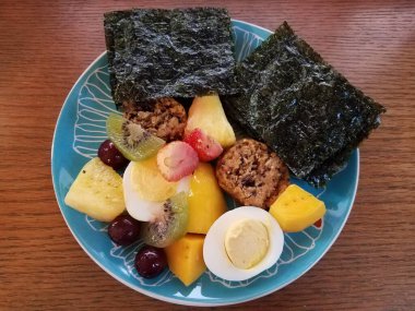 Mango, yumurta, ananas, yosun ve meyveli ahşap yüzey.