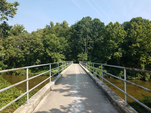 Puente Cemento Gris Sobre Río Con Barandillas Metálicas — Foto de Stock