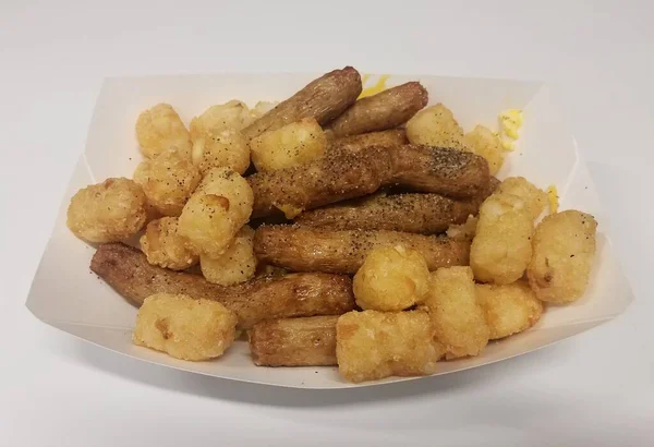 Λουκάνικο Γαλοπούλας Και Πατάτες Δοχείο Αλάτι Και Πιπέρι — Φωτογραφία Αρχείου