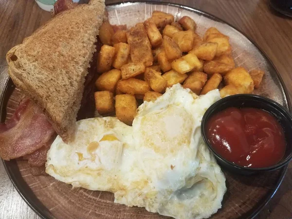 Teller Mit Eiern Toast Speck Und Kartoffeln Zum Frühstück — Stockfoto