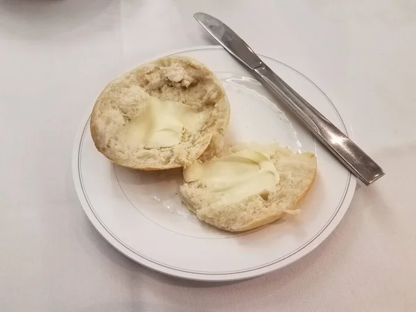 Masada Tereyağı Bıçakla Beyaz Tabakta Ekmek Rulosu — Stok fotoğraf