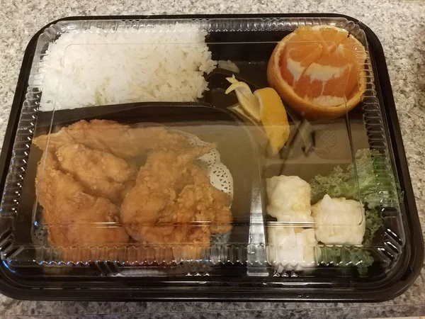 一个装有鸡肉 米饭和橙子的盒子 — 图库照片