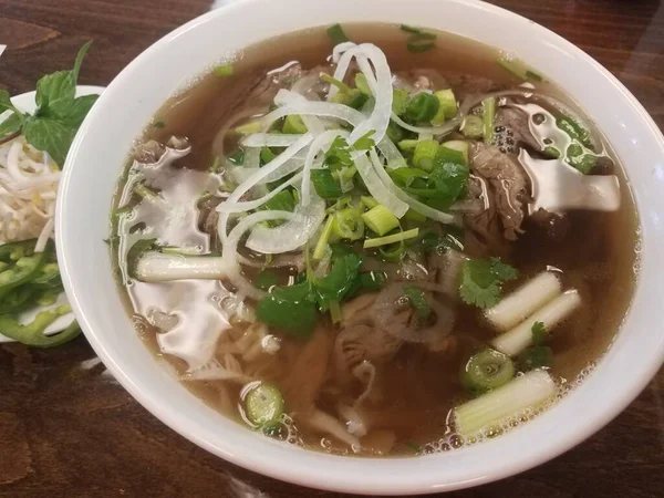 Grande Tigela Sopa Carne Vietnamita Com Manjericão Cebolas — Fotografia de Stock