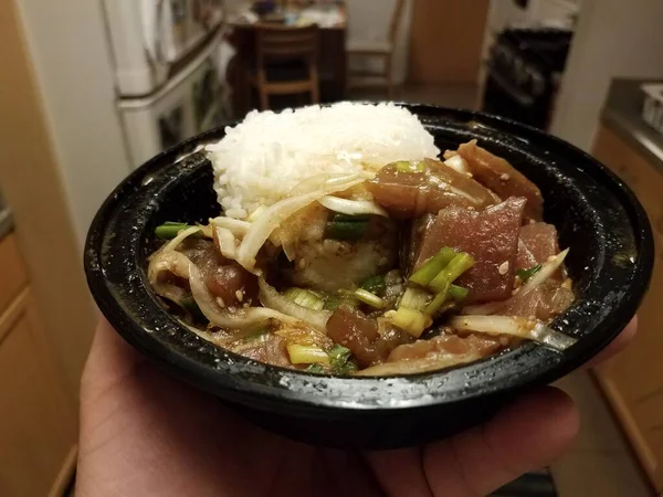 Mão Segurando Tigela Atum Cru Arroz Cebolas Cozinha — Fotografia de Stock