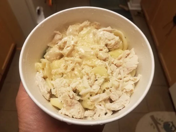 Mão Segurando Tigela Macarrão Com Frango Queijo Cozinha — Fotografia de Stock