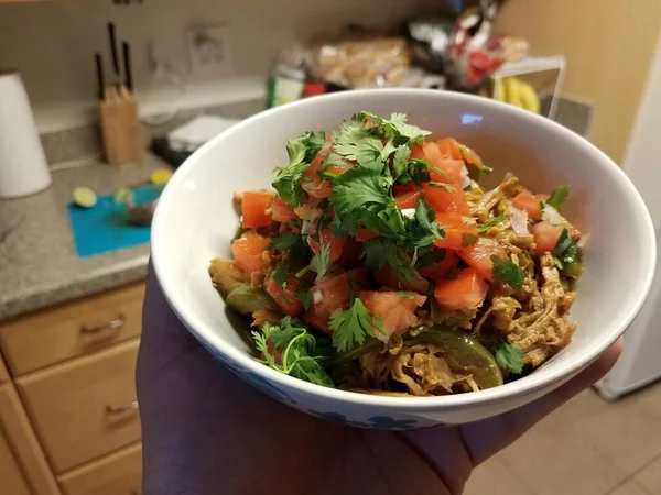 Tazón Mano Cerdo Tirado Tomate Cilantro Cocina —  Fotos de Stock