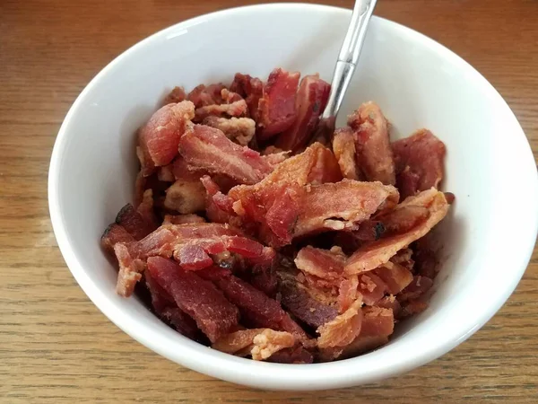 Bol Morceaux Viande Bacon Avec Ustensile Sur Table Bois — Photo