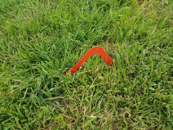 Orangefarbener Kunststoff Bumerang Freien Auf Grünem Gras Oder Rasen — Stockfoto
