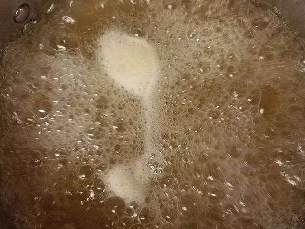 Кипящая Вода Кастрюле Пузырьками Маслом — стоковое фото
