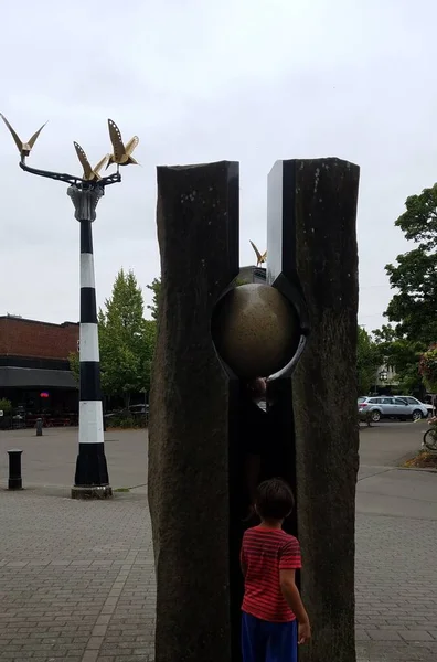 Garçon Enfant Avec Corps Entre Sculpture Pierre Dans Parc — Photo