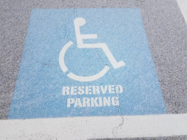 Blaues Parkschild Für Rollstuhlfahrer Auf Schwarzem Asphalt Mit Weißem Schnee — Stockfoto