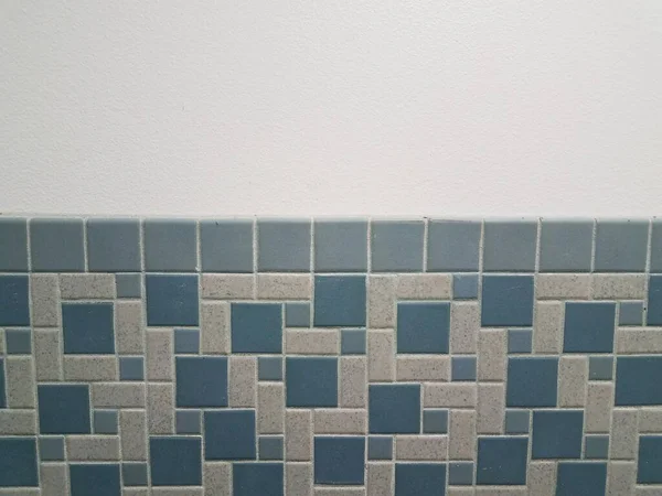 Blauwe Rechthoek Vierkante Tegels Witte Badkamer Muur — Stockfoto
