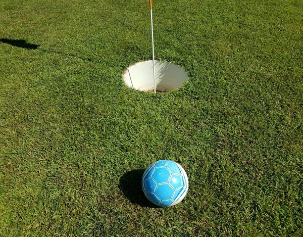 Голубой Футбольный Мяч Чашка Гольфа Лунка Зеленая Трава Лужайка — стоковое фото