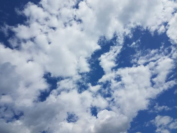 Ciel Bleu Avec Nuages Blancs Soleil Éclatant — Photo