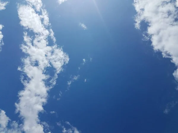 Γαλάζιο Ουρανό Άσπρα Σύννεφα Και Λαμπερό Ήλιο — Φωτογραφία Αρχείου