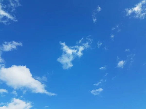 Cielo Azul Con Vapor Nube Cúmulo Esponjoso Blanco — Foto de Stock