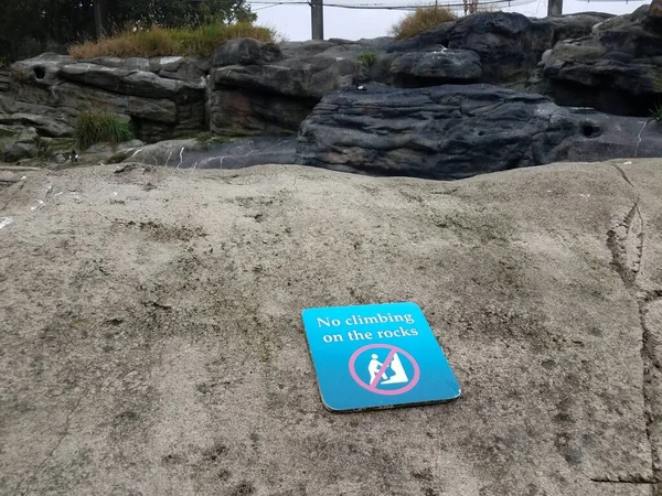 Blaues Verbotsschild Zum Klettern Auf Den Felsen — Stockfoto