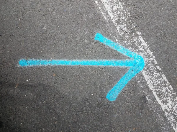 Flecha Azul Puntero Sobre Asfalto Negro Pavimento Con Línea Blanca — Foto de Stock