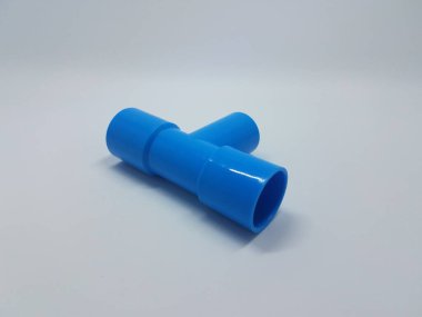 Beyaz arka planda mavi bir plastik boru bağlantısı