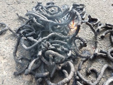 Kara asfaltta bir sürü kömür yılanı havai fişeği var.