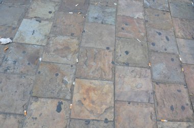 taş kiremitler üzerinde siyah sakız ve sigara izmaritleri