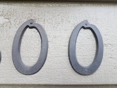 Gri boya duvarında iki siyah sıfır numara.