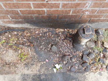 siyah damlayan metal yağ borusu ve tuğla duvar