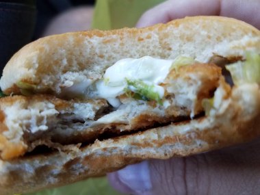 Marul ve mayonezli ısırılmış tavuklu sandviç.