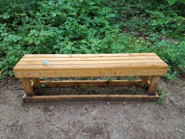 Açık renkli ahşap tezgah dışarıda.