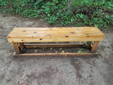 Açık renkli ahşap tezgah dışarıda.