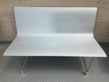 bronz duvar ve metal zeminin yanında gümüş renkli metal bank