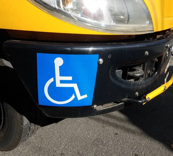 Синий Инвалидное Кресло Инвалид Символ Инвалидности Знак Желтый Школьный Автобус — стоковое фото