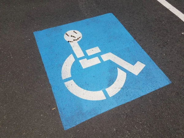 Símbolo Azul Deficiente Cadeira Rodas Com Flores Fazendo Rosto — Fotografia de Stock