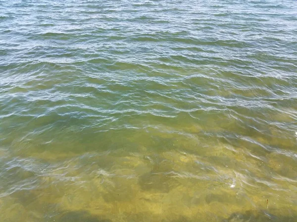 Blauwe Groene Oceaan Meer Vijverwater Met Golven — Stockfoto