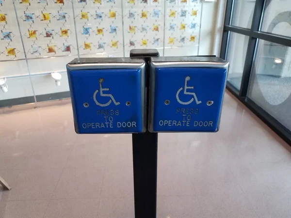 Imprensa Azul Para Operar Cadeira Rodas Porta Botão Símbolo Para — Fotografia de Stock
