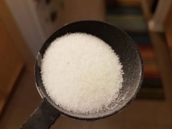Siyah Kaşık Dolusu Tatlı Beyaz Şeker — Stok fotoğraf