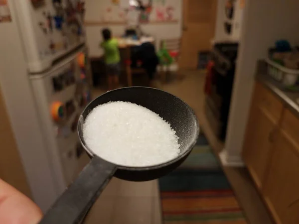 Siyah Kaşık Dolusu Şeker Arka Planda Çocuk — Stok fotoğraf