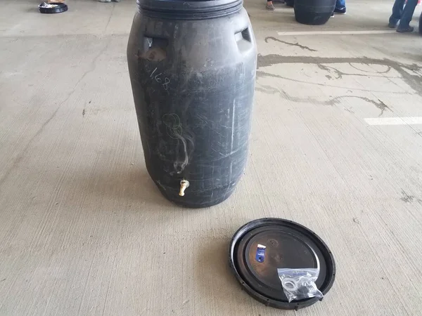 黑色塑料雨桶及被组装的零件 — 图库照片
