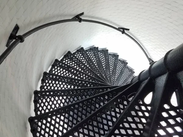 Spiralstufen Aus Schwarzem Eisen Oder Treppe Und Weiße Wand Leuchtturm — Stockfoto