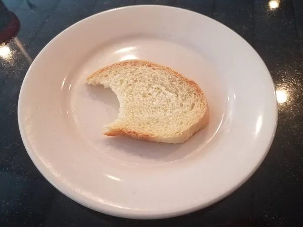 Ugryziony Zwykły Biały Chleb Białym Talerzu — Zdjęcie stockowe