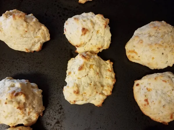 Koekjes Met Kaaskolling Een Metalen Bakplaat — Stockfoto