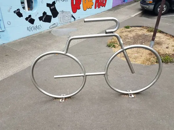 시멘트나 아스팔트 보도에 은으로 자전거 받침대 — 스톡 사진