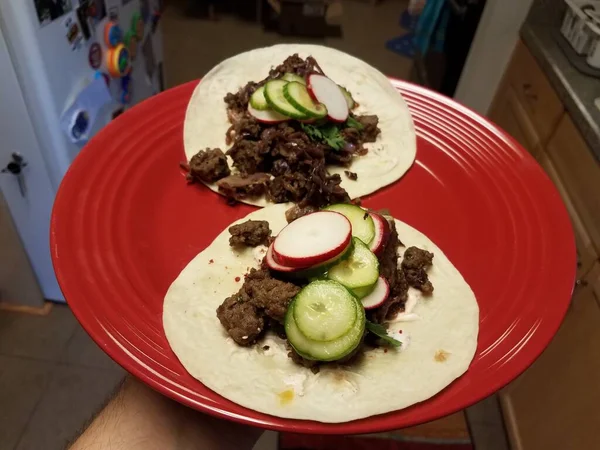 Mão Segurando Tacos Carne Pepino Rabanete Placa Vermelha Cozinha — Fotografia de Stock