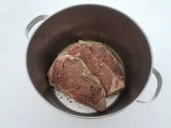 牛肉牛排 调料和液体装在金属罐或雪柜中 — 图库照片