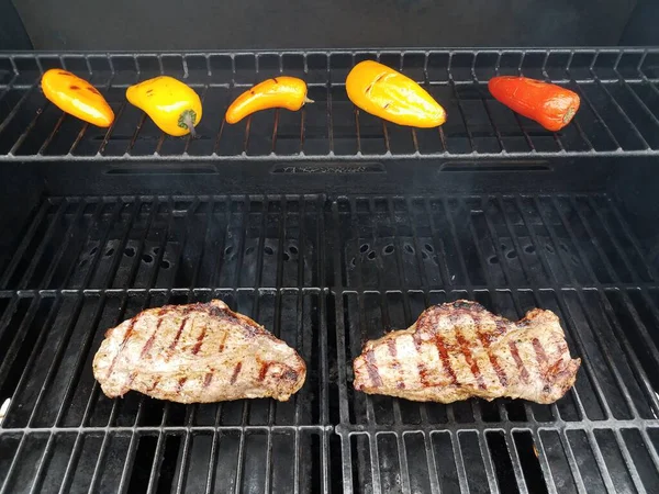 Bifes Carne Churrasqueira Com Pimentas Coloridas — Fotografia de Stock