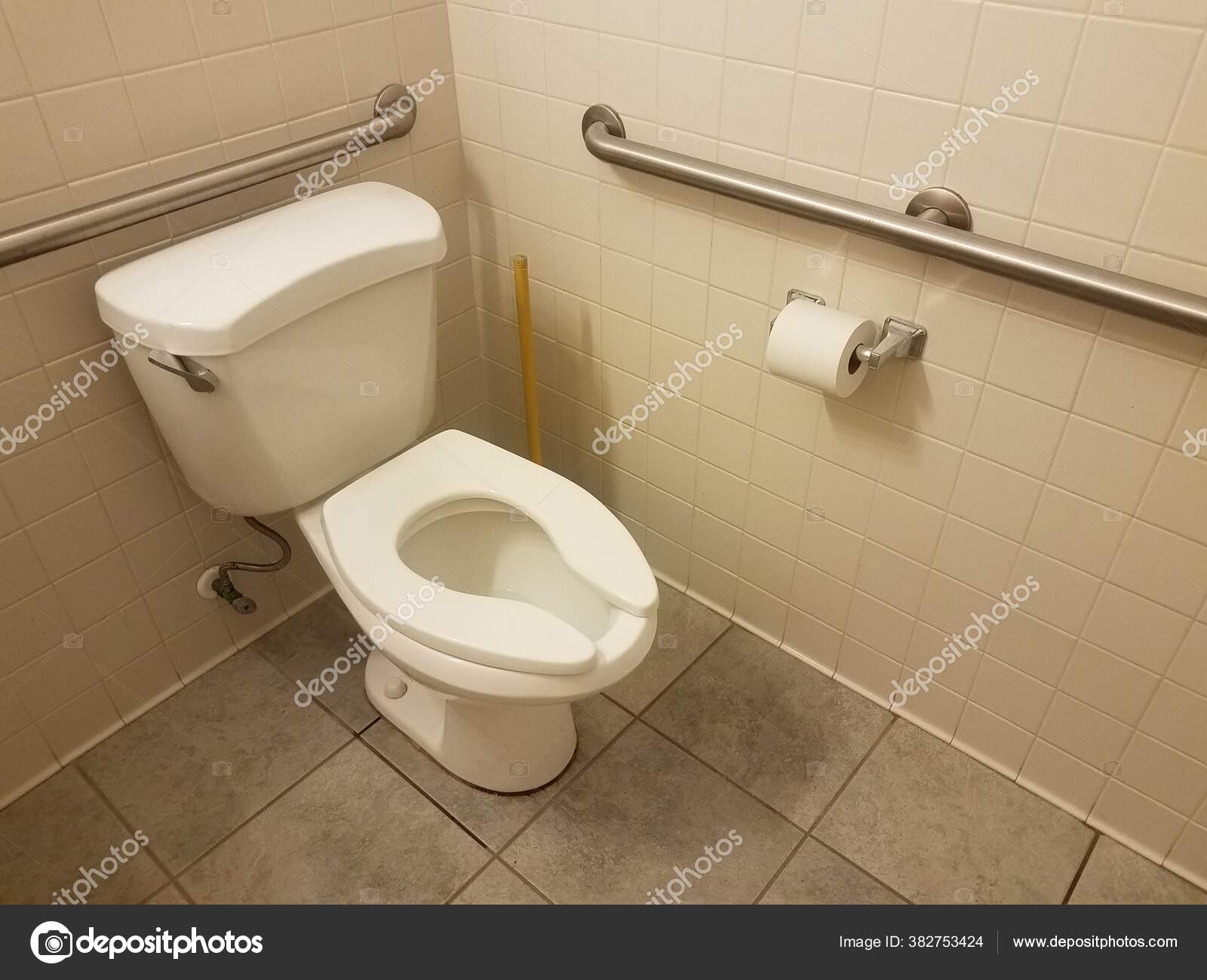 Toilettes Blanches Carreaux Piston Papier Toilette Avec Balustrades  Métalliques Dans image libre de droit par stockphotofan1 © #382753424